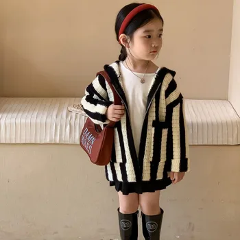 Новая трендовая детская одежда, осенний свитер для девочек в черно-белую вертикальную полоску, детский вязаный свитер с капюшоном на молнии