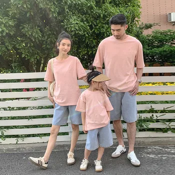 Семейный летний комплект одежды 2023 Розовая футболка для мамы и дочки с короткими рукавами Футболка в тон папе маме сыну Детские джинсы