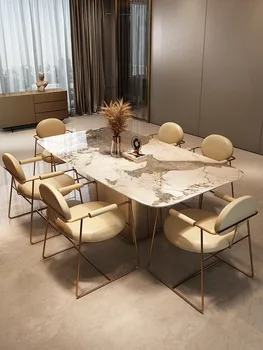 Сочетание итальянского светлого роскошного обеденного стола и стула на вилле высокого класса, очень простой прямоугольник для гостиной